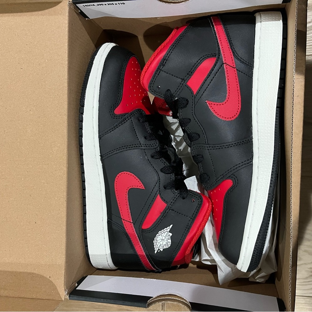 Air Jordan 1 Mid Black/Red Youth 6Y Womens 7.5